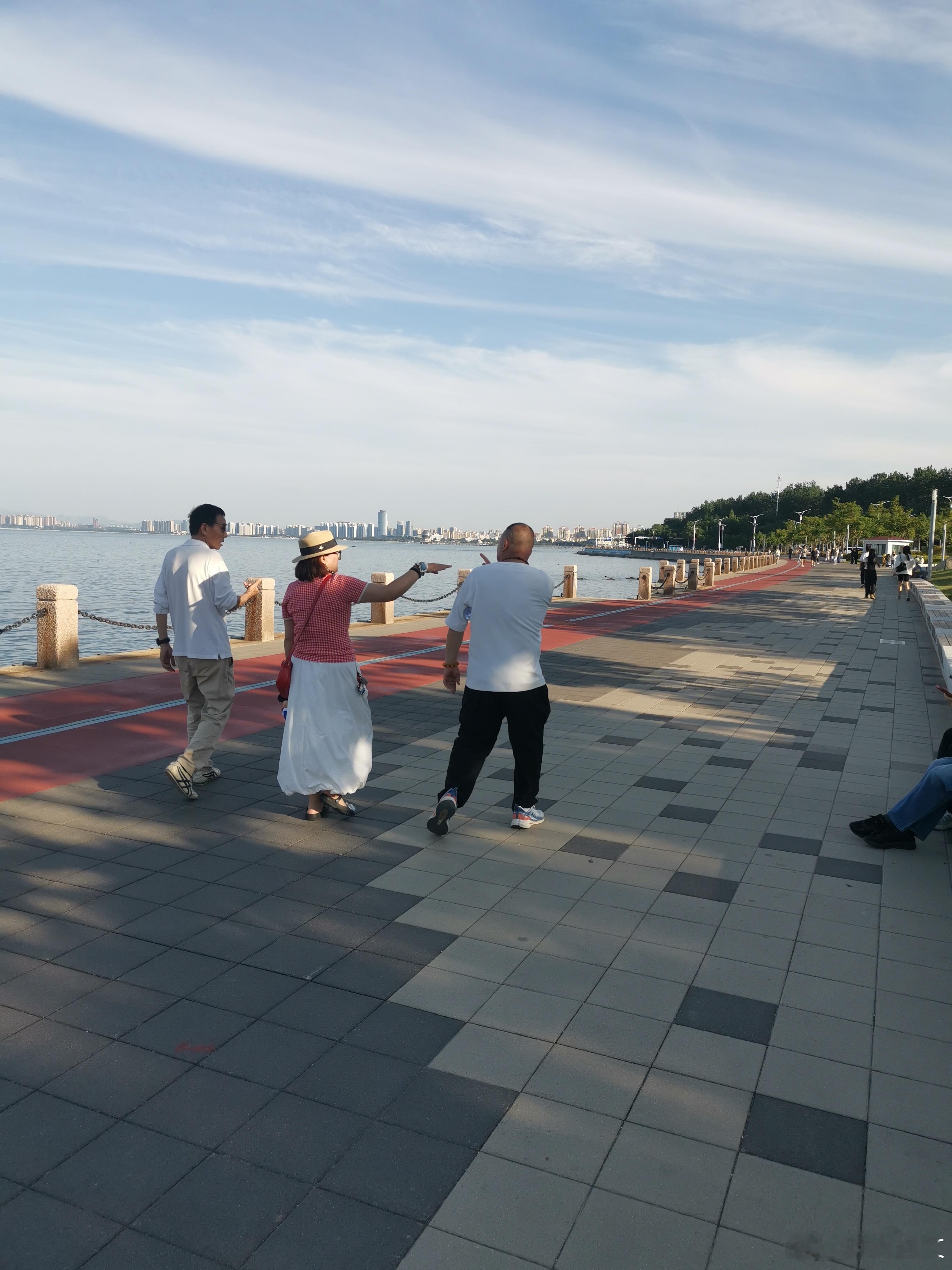 三个哑巴在争吵。我才发现，哑巴的话一点都不少。 