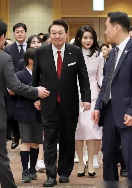 韩国的戒严闹剧又出现反转！
尹锡悦坚称自己不会辞职，我是无辜的，是被逼无奈的，民