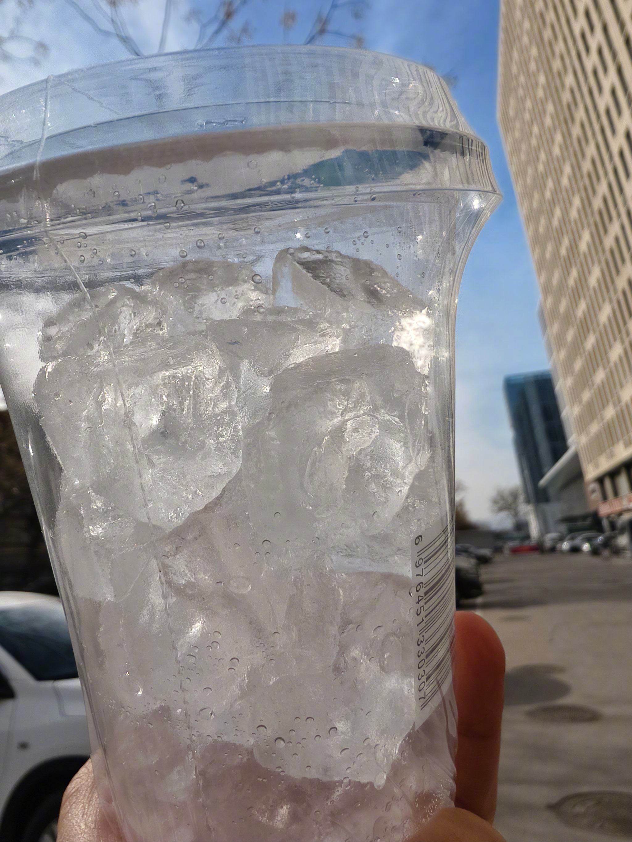 冰杯凭啥卖得比水贵 冰杯是暴利产品吗夏季来临，几块钱的冰饮背后藏着暴利生意。冰杯