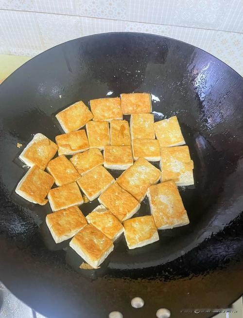 油煎豆腐太好吃了，这是小乖乖说的。

今天，我做了白米饭，还有油煎豆腐。

把豆