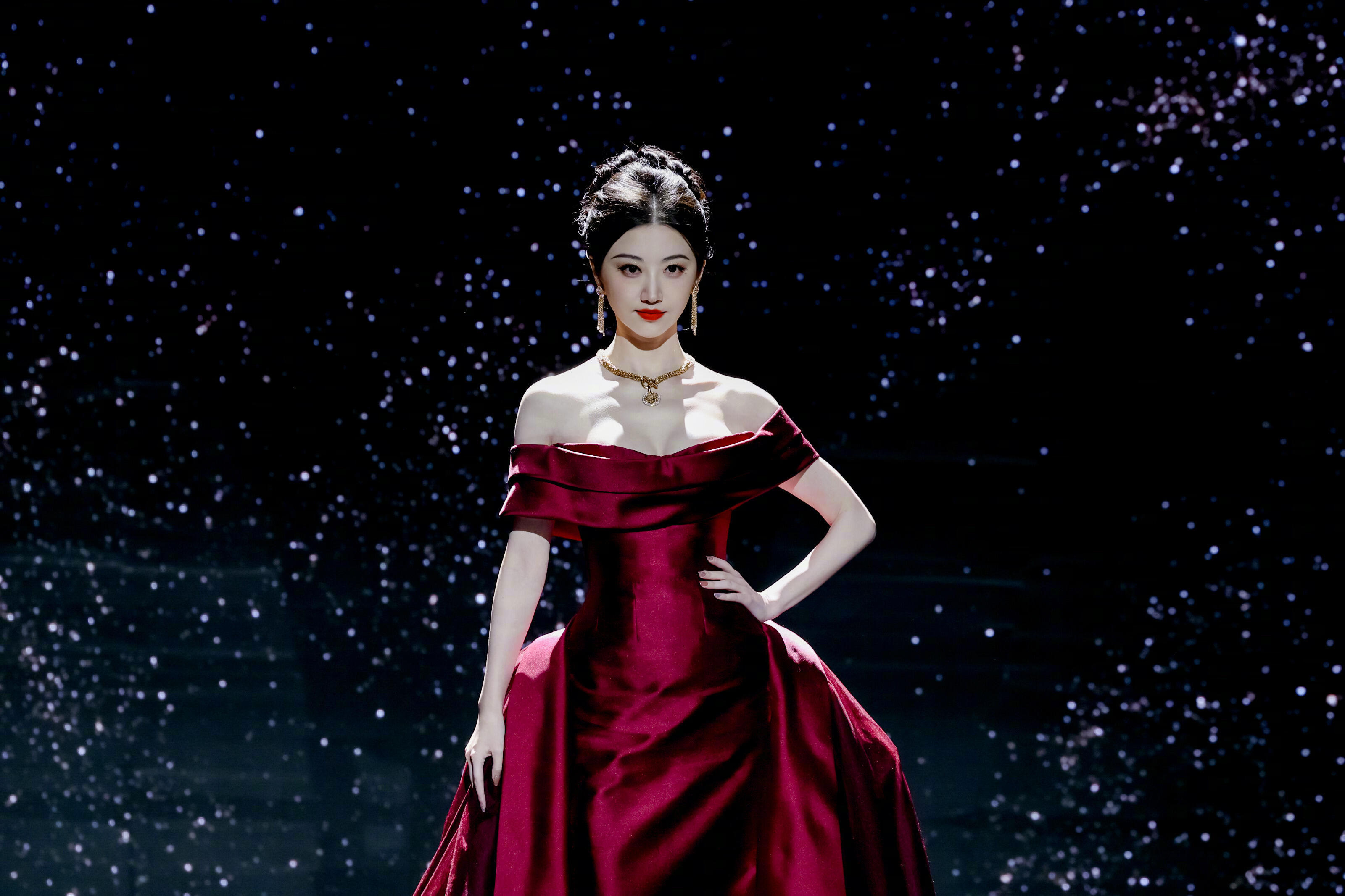 阔别多久再次杀回来的景甜微博之夜出图