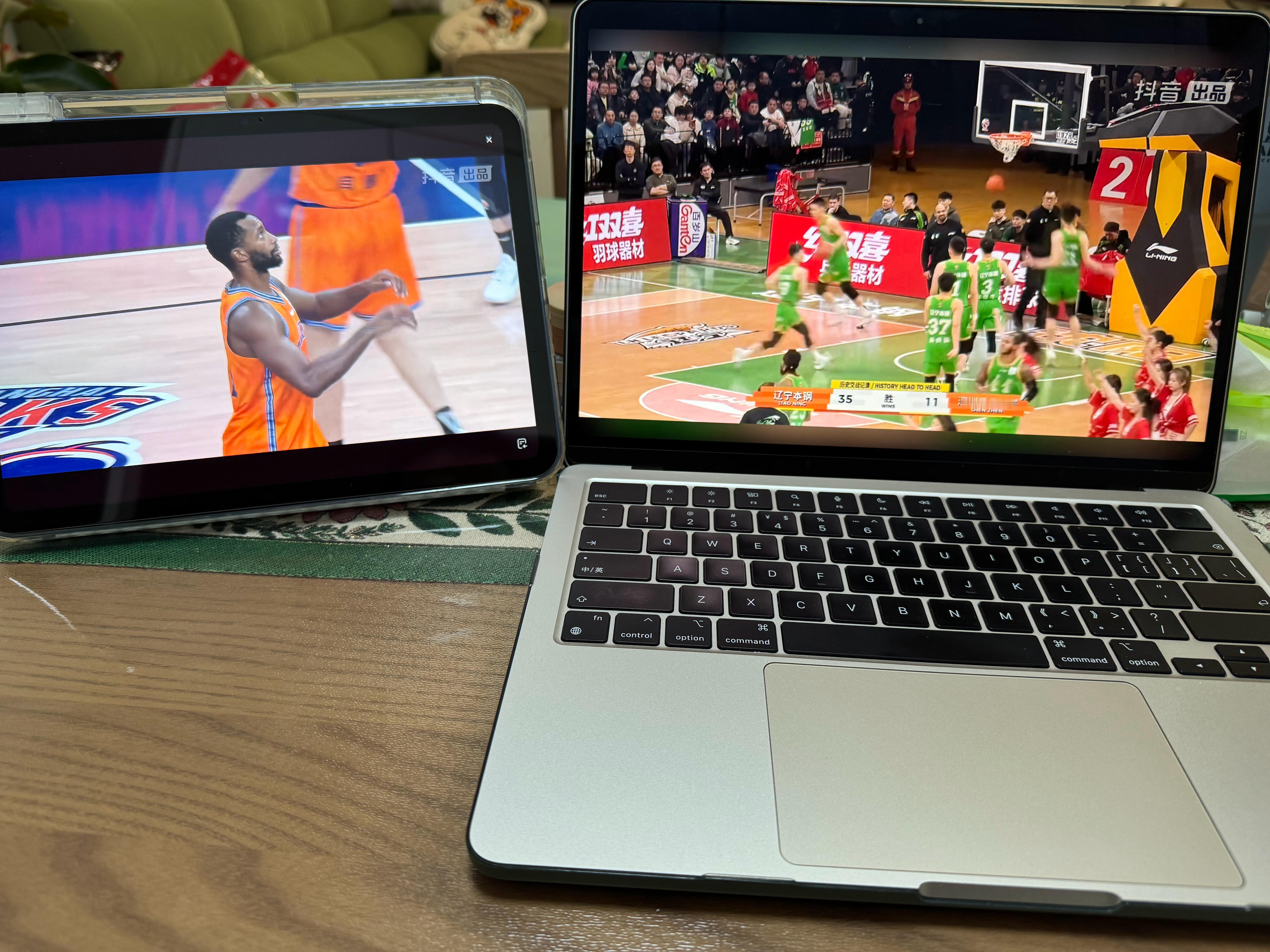 又是双屏观看的一天辽宁男篮上海久事大鲨鱼