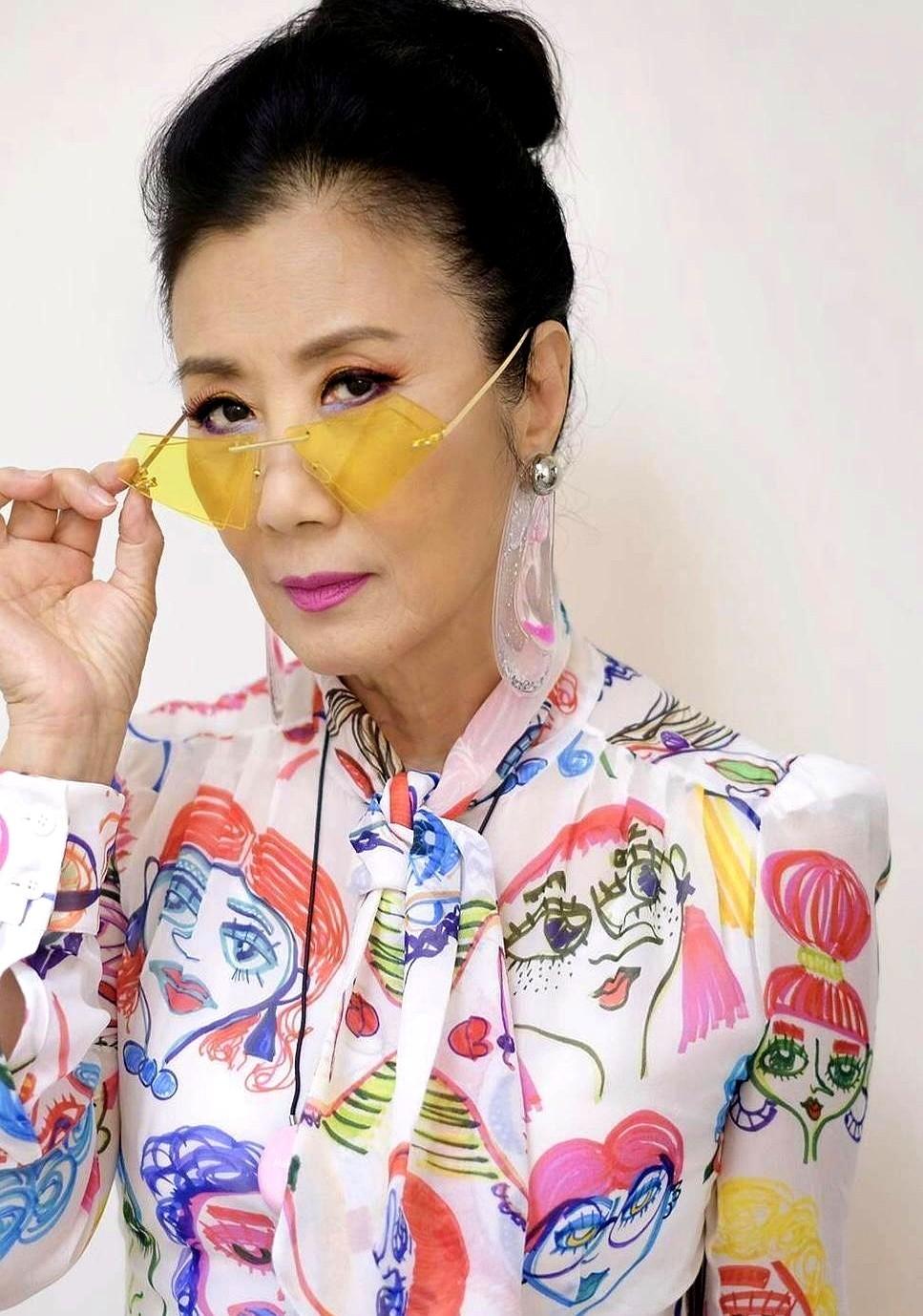 61岁穿上婚纱，身边站着那个陪她扛过两次癌症的男人。

50岁才定下终身，汪明荃