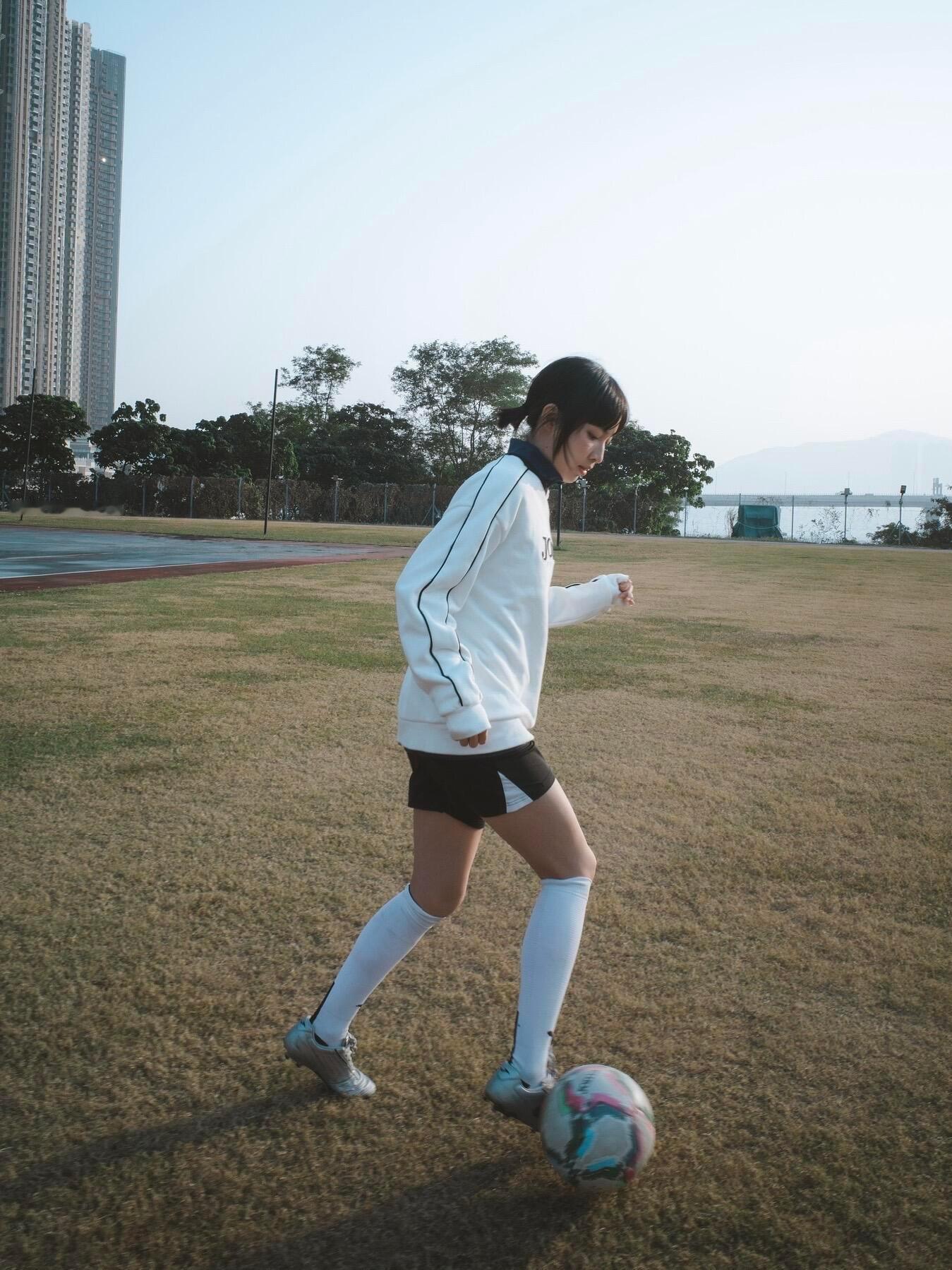 篮天下穿球衣的女孩中国香港女演员 郭思SueyKwok，足球女将~⚽ 男乒世排前