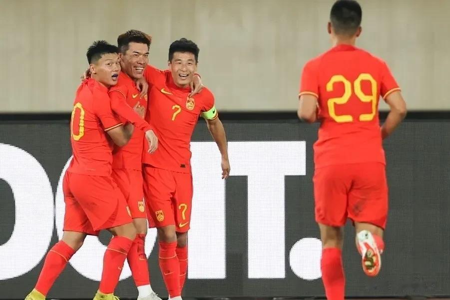 国足2:0越南就场上队员表现来看，可以得出以下结论:
  1、中锋位置急需张玉宁