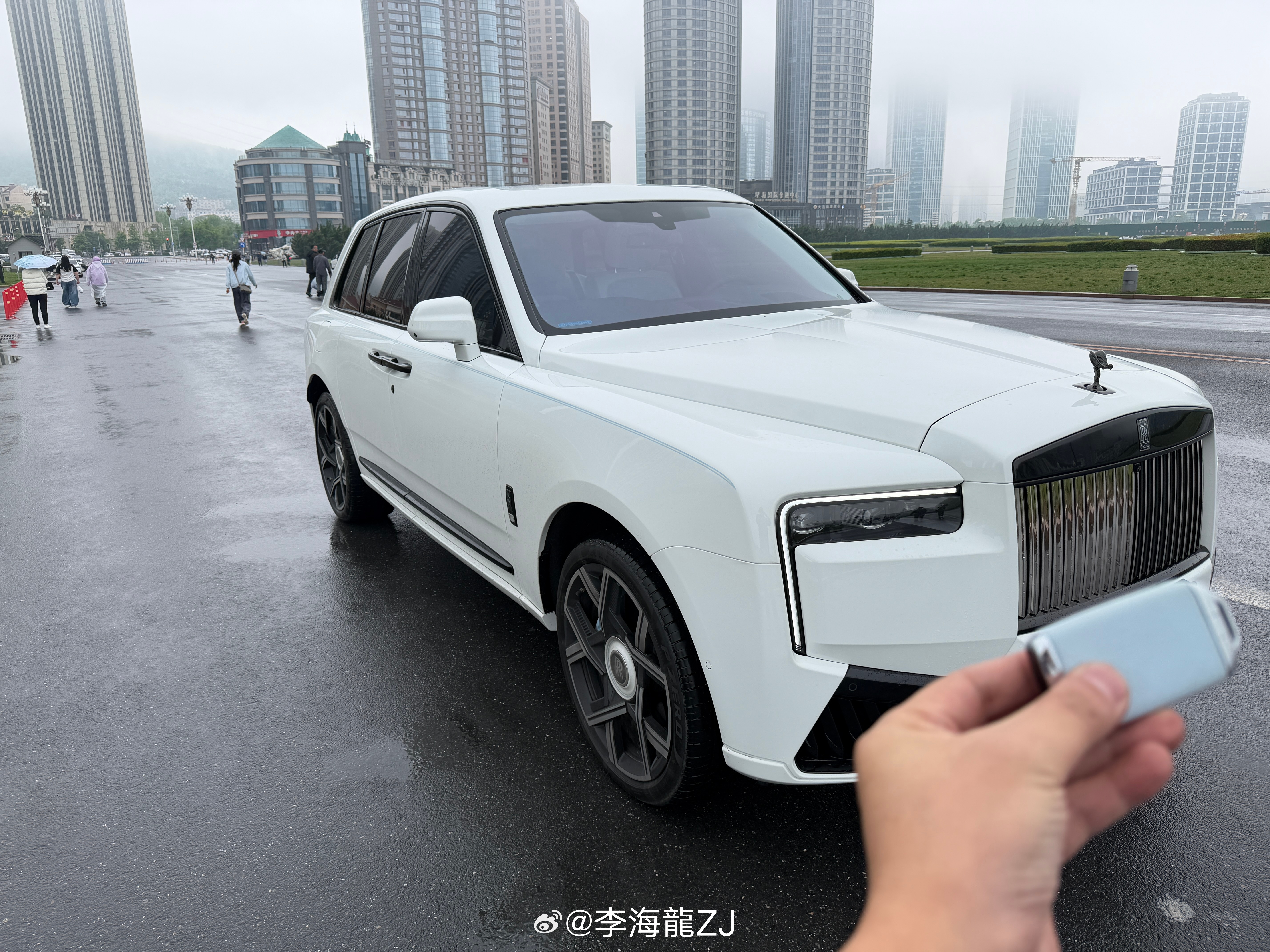 最新购入25年BB库里南.6500公里.付费油漆.定制音响.定制打孔座椅.揽景座