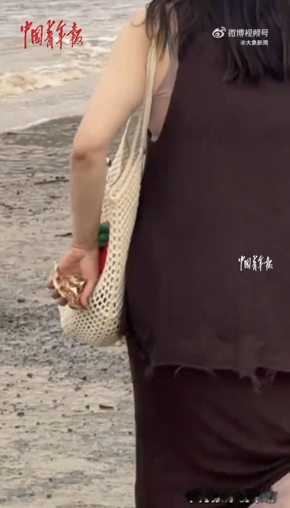 浙江舟山，一女子带两个孩子去海边玩，因担心孩子在沙滩上捡不到好看的贝壳，竟然提前