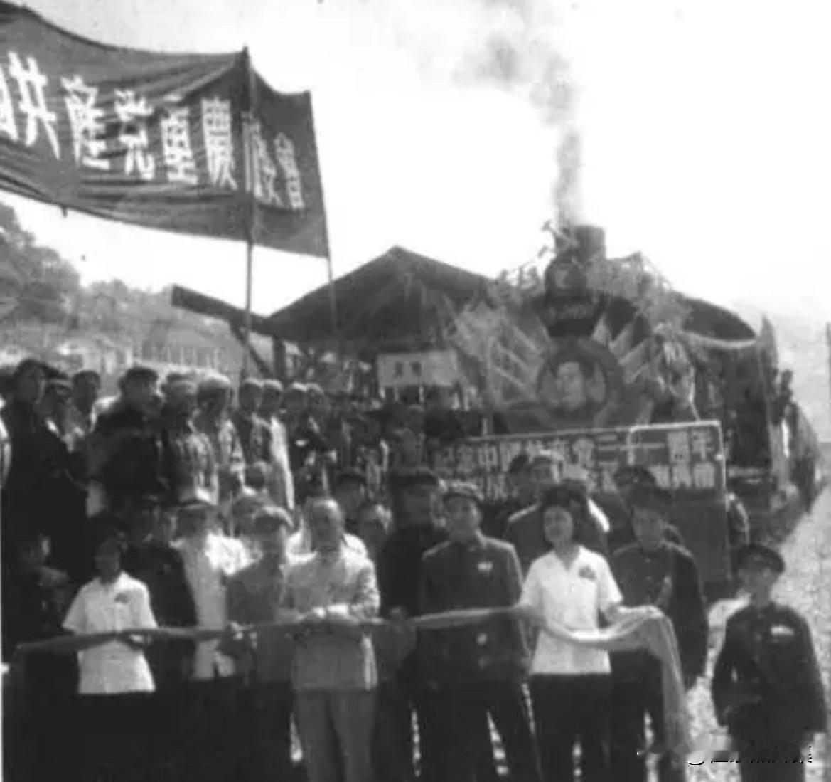 1952年7月1日，铁道部部长滕代远（中）在李达（前右二）等领导的陪同下，于重庆
