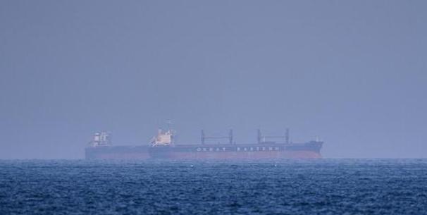 美军太狂了，直接朝伊朗的船开了枪，本来想硬欺负人家，结果伊朗那边的人来得特别快，