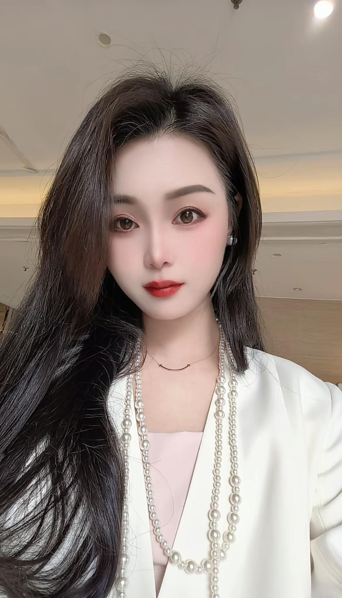 能让一个女人上瘾的,永远不是多帅多有钱。而是在他身上看到真诚,踏实。责任,担当,