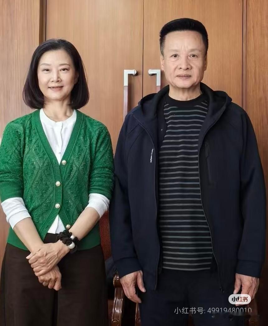 59岁宋祖英与68岁阎维文合影曝光，一个美得低调，一个帅得深沉，两位歌唱家风采依