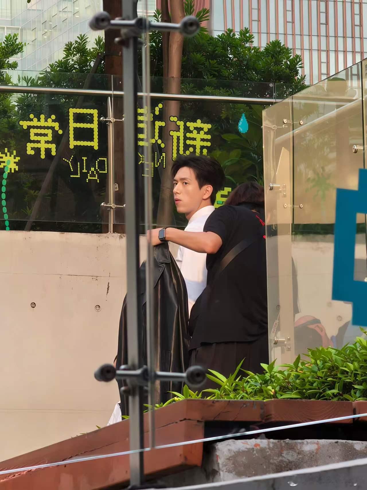 继《惊蛰无声》之后，我司楼上这几天又有剧组来取景拍戏，主演是李现，今天下班同事拍