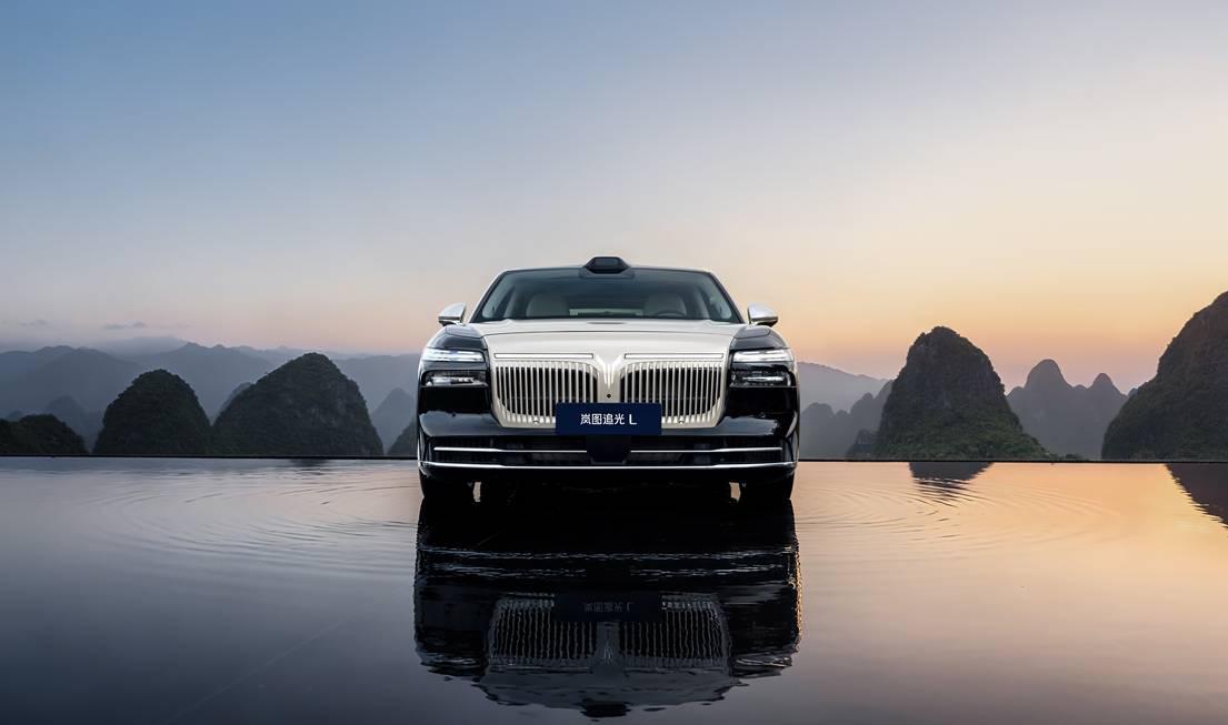 10月23日，岚图汽车官宣岚图追光L已陆续抵达全国153个城市的500家门店，正