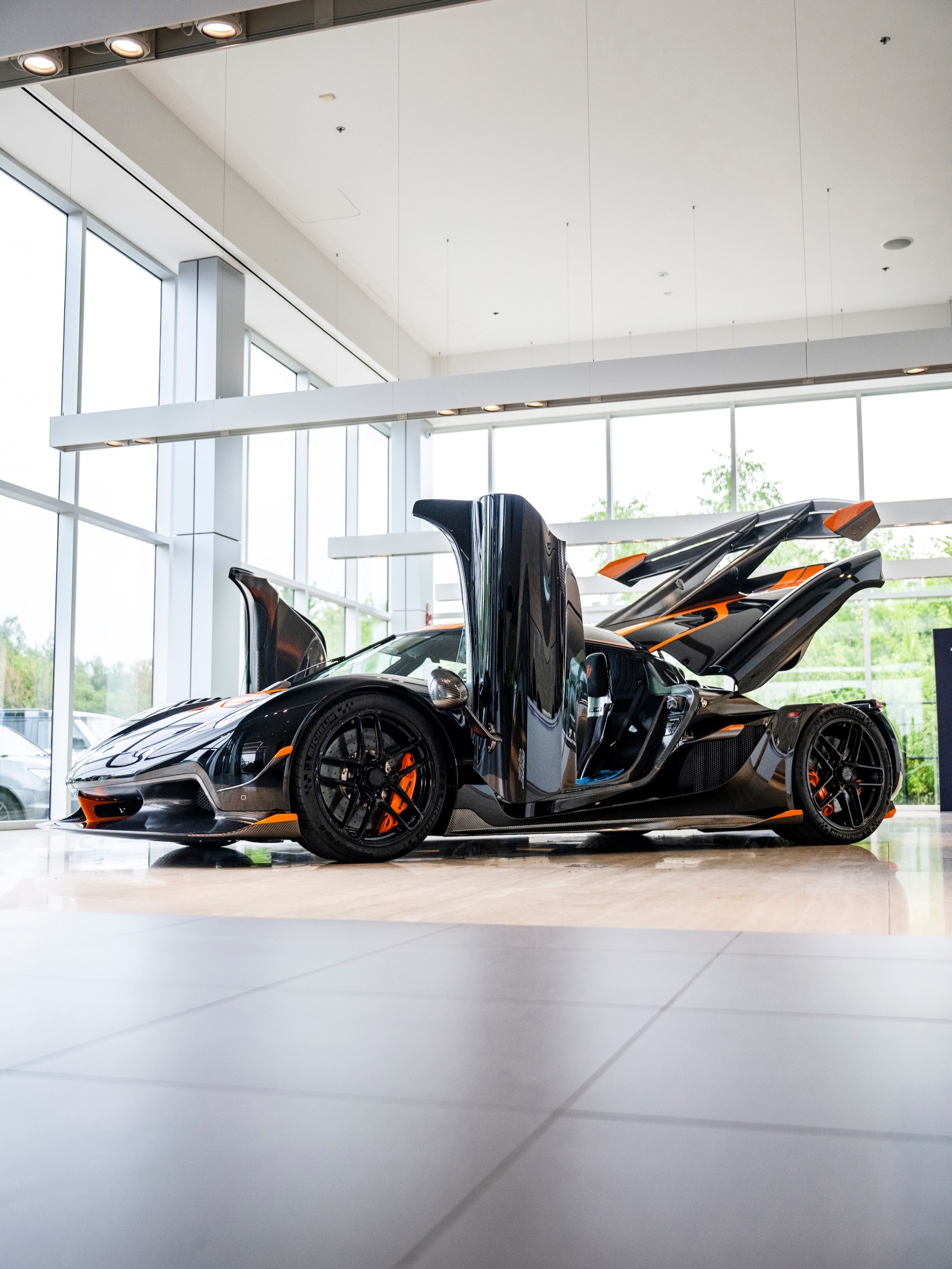Koenigsegg Jesko Attack & Aston Martin V