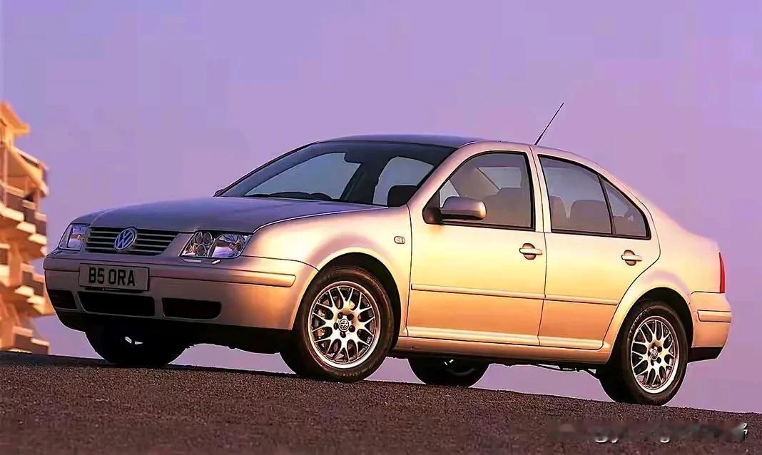 经典老轿车之大众宝来。2000年代初，宝来在国内汽车市场的上市也引起了不小的轰动