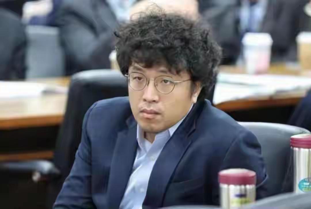 沈伯洋分裂祖国，其父运新公司在大陆赚钱，应该将其严惩的进展向全国人民直播。 这个