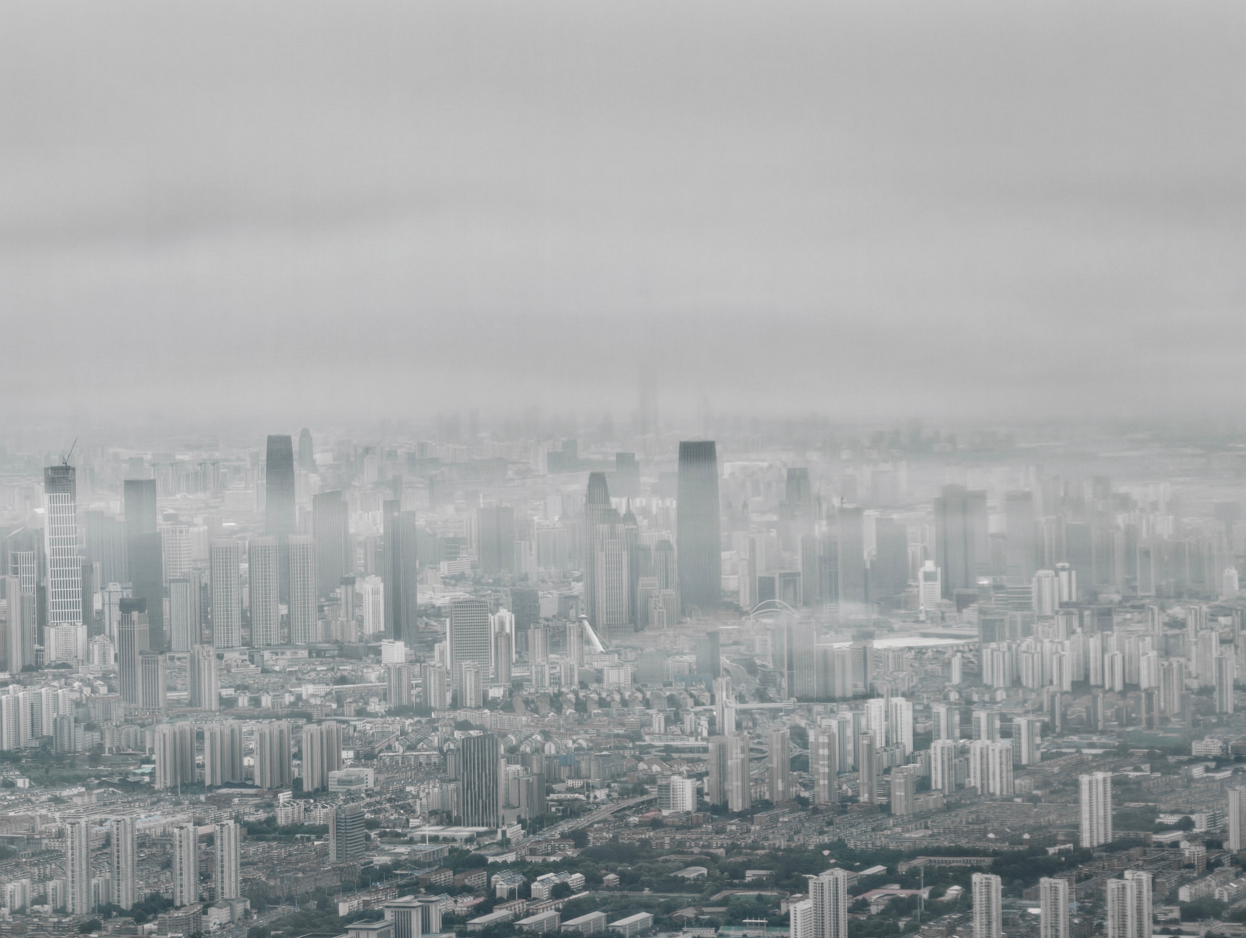 京津冀暴雨大暴雨乌云笼罩着城市上空，在飞机上随手拍的一张照片，是不是还挺有意境的