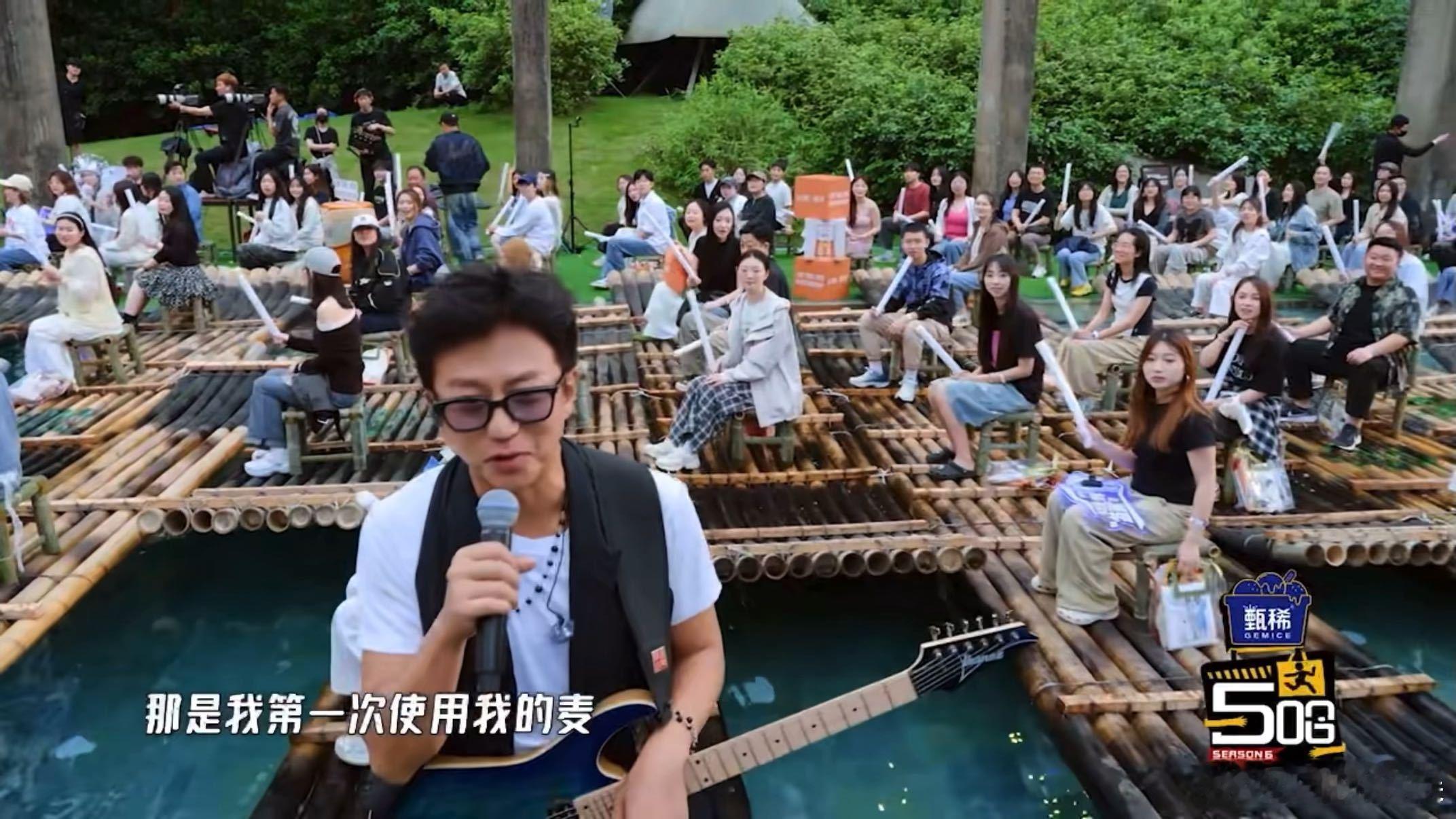 邓超的麦克风第一次用就掉水里了哈哈哈哈哈 哈哈哈哈邓超的麦克风承受了它不该承受的