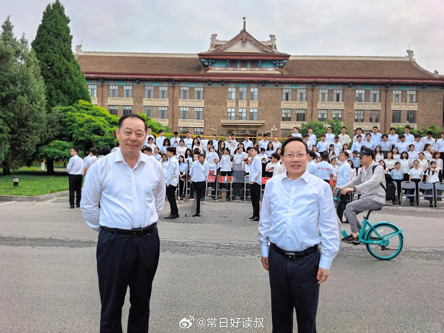 为什么中老年大叔都喜欢在衬衫里搭一件白背心呢？ 