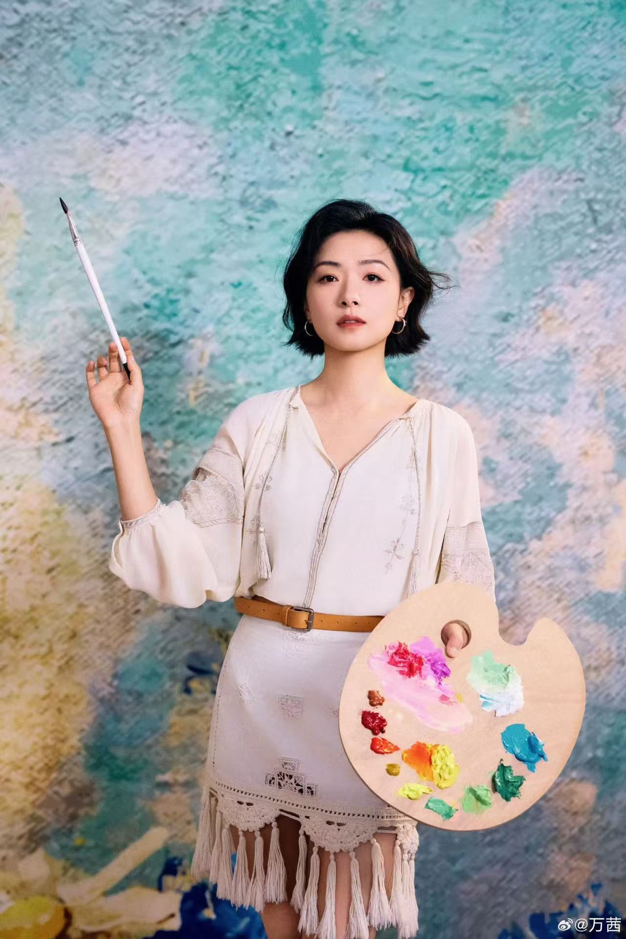万茜唐宫仕女图小姐姐也是多才多艺了，看着万茜沉浸绘画的状态，真心觉得很治愈。一笔