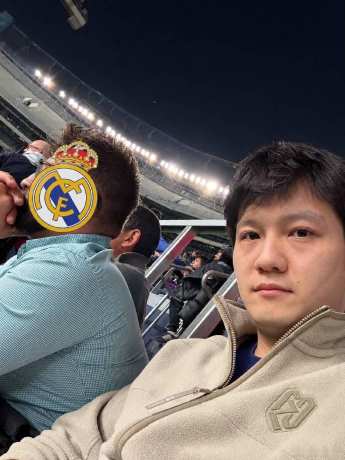 樊振东用荒诞总结诺坎普之旅 樊振东现场观战西班牙国家德比微博发文，讲述自己前往诺