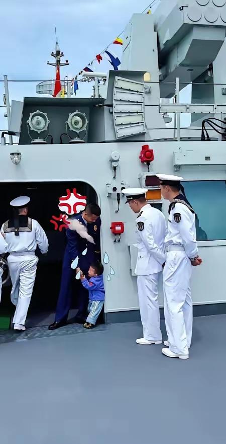 哈哈哈哈，是什么样的事情让我们可爱的海军也无能为力？
原来是海军军舰开放日，一个