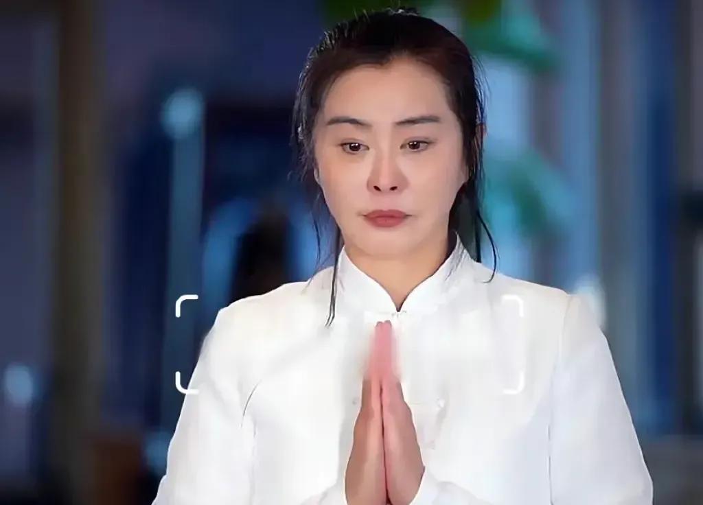 56岁王祖贤怎么老成这样了？完全认不出来，脸肿变形，五官也变了。

不知道是医美