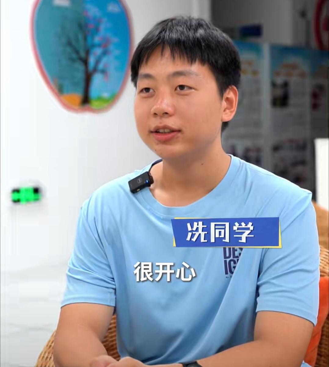 清中学子录取中国人民解放军空军航空大学！7月15日，冼同学收到录取通知书，成为清