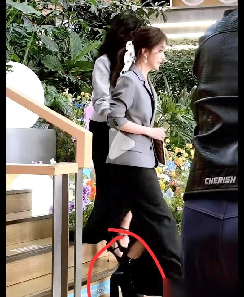 谭松韵跟高个男演员拍吻戏，全靠苹果箱垫脚。
 
之前拍《浪花一朵朵》，她自己爆那