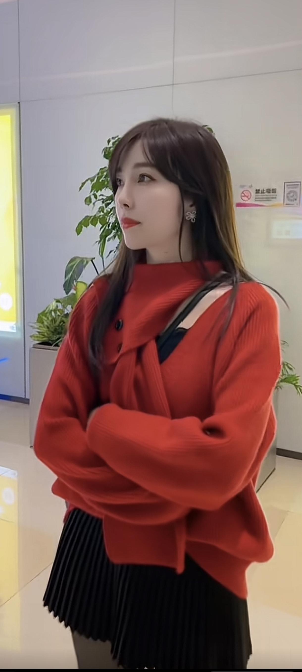 这姑娘穿得真暖和，站得也好看。