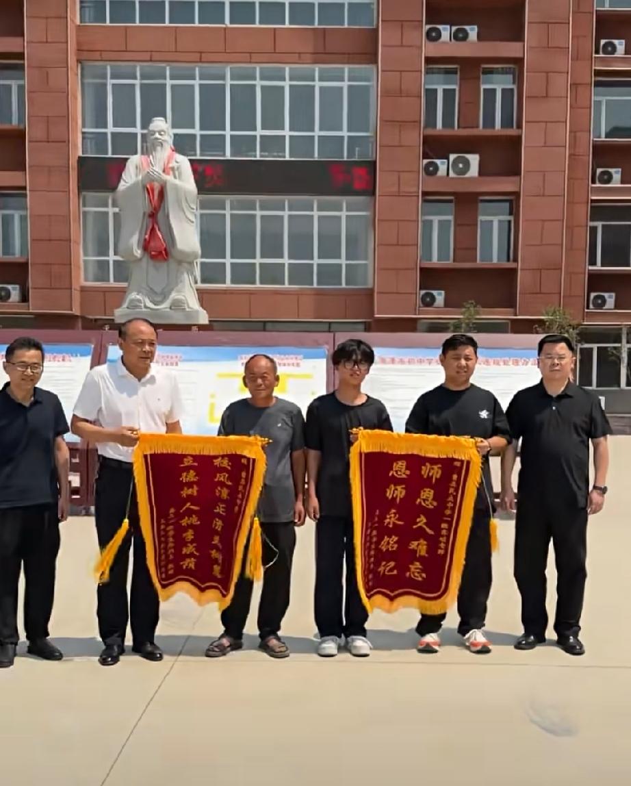 家长给学校送锦旗了
入校416，高考541。家长能不感谢学校吗？