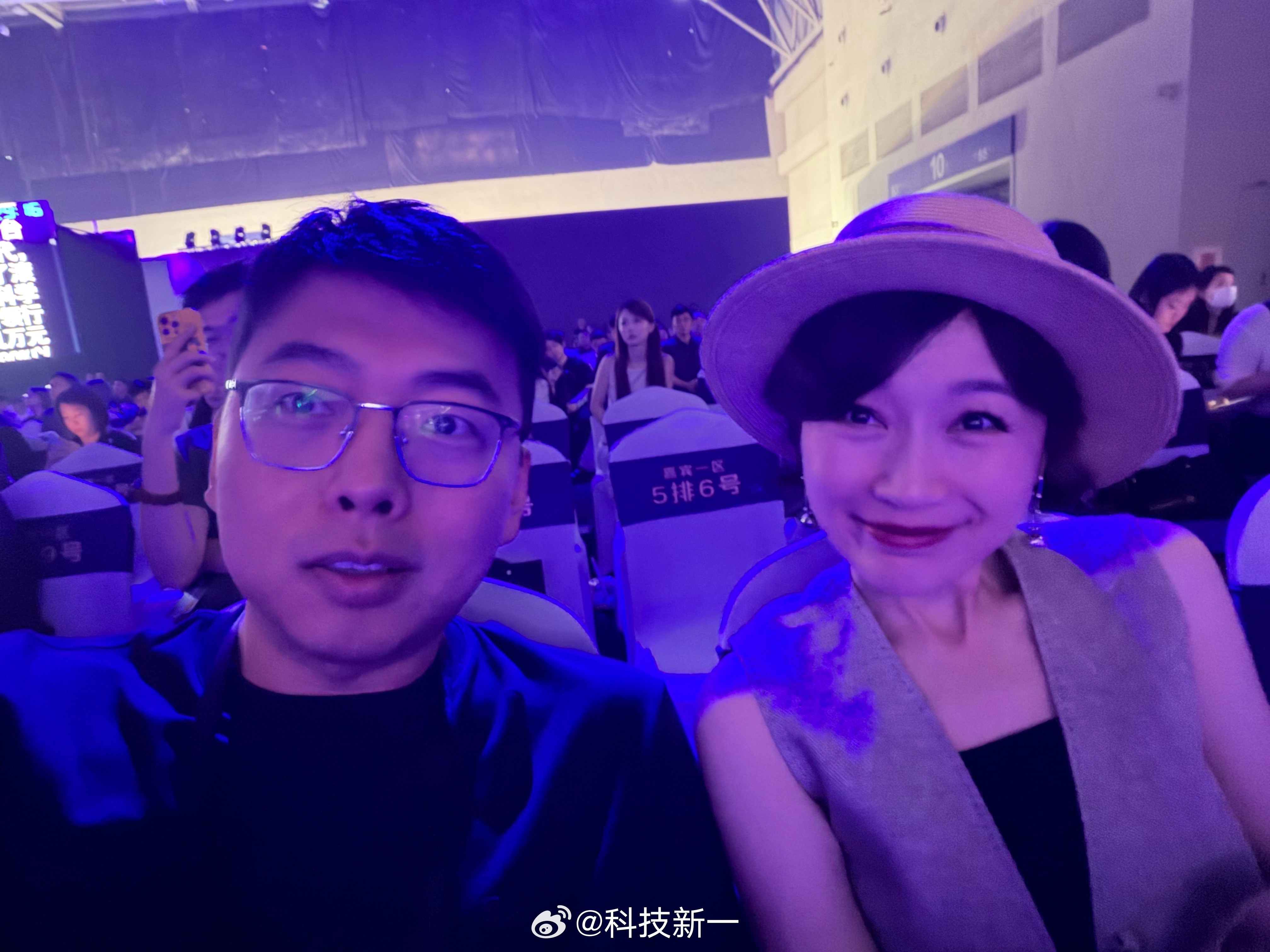 我去，坐我边上的是女明星代乐乐，演过很多大片，今年贺岁片《镖人》里的掌柜娘子就是