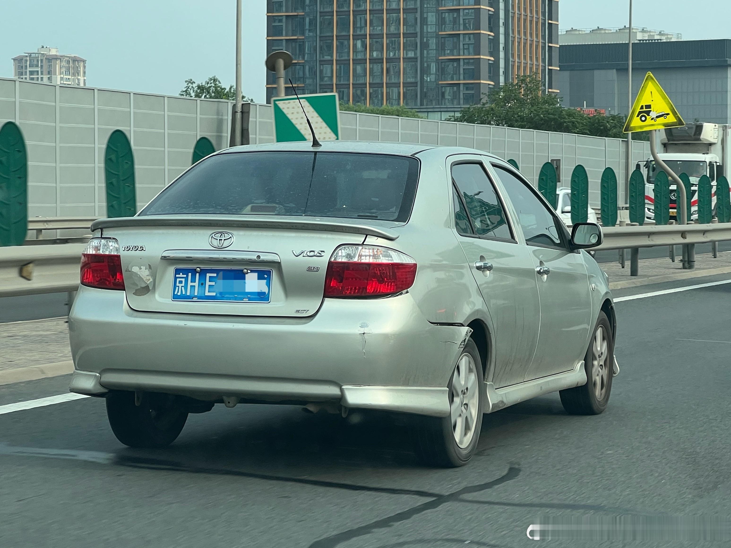 看到这车，就感觉是2005年的风吹到了2025年。每次看到老威驰就想起当年朴树那