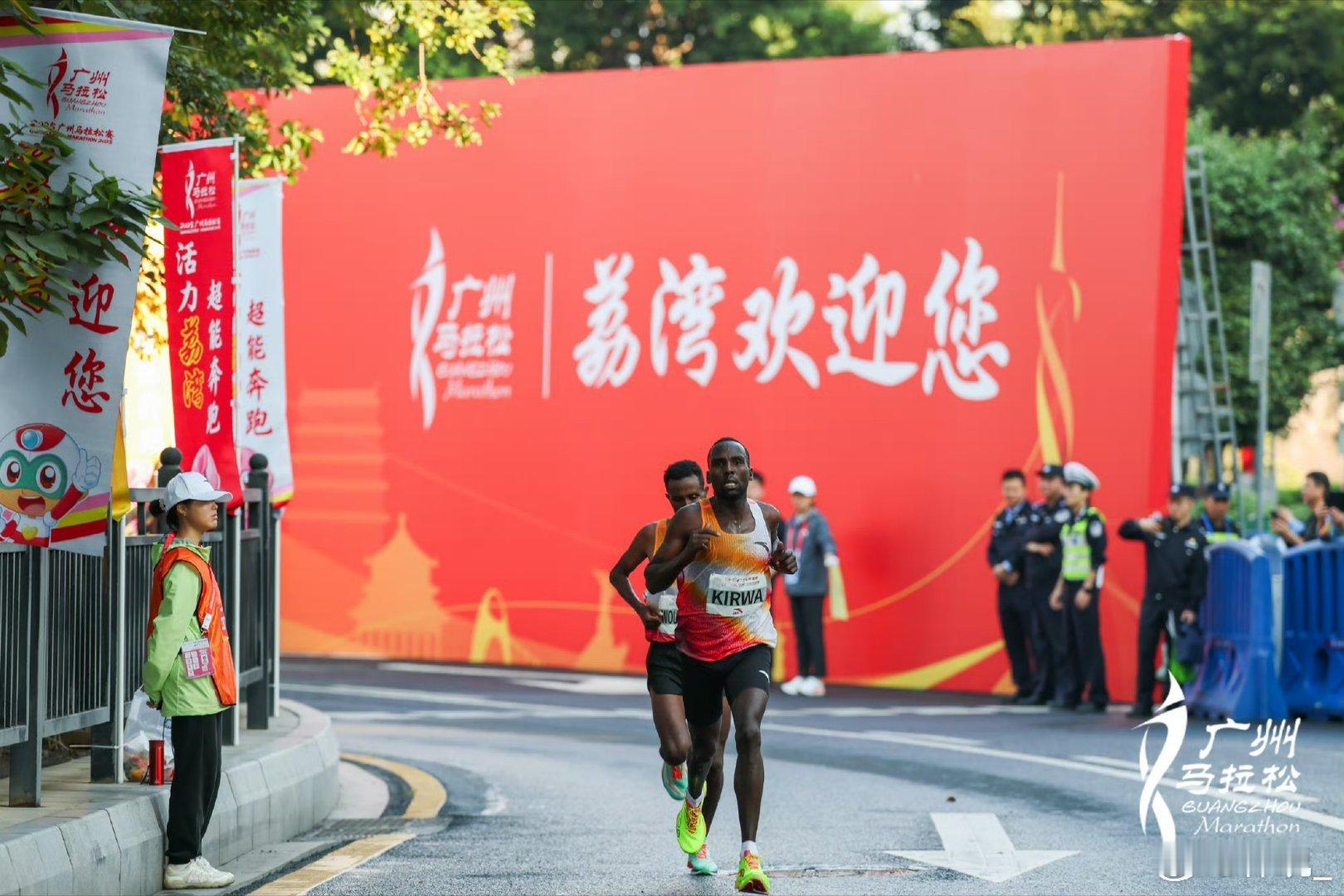 2025广州马拉松冬至开跑轻装上阵有专属保温披风，破三跑者获定制服务。生日祝福、
