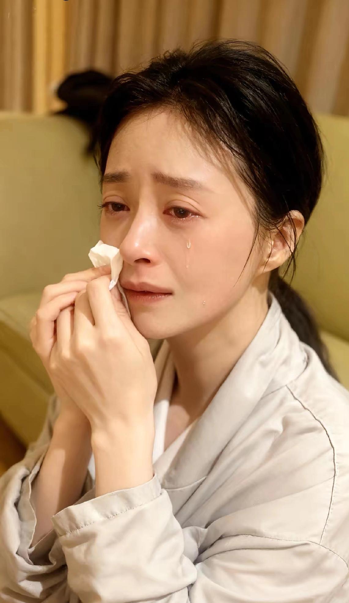 破防了！蒋欣1个月狂瘦35斤，深夜崩溃大哭：饿到不敢吃爸妈做的饭！
 
42岁蒋