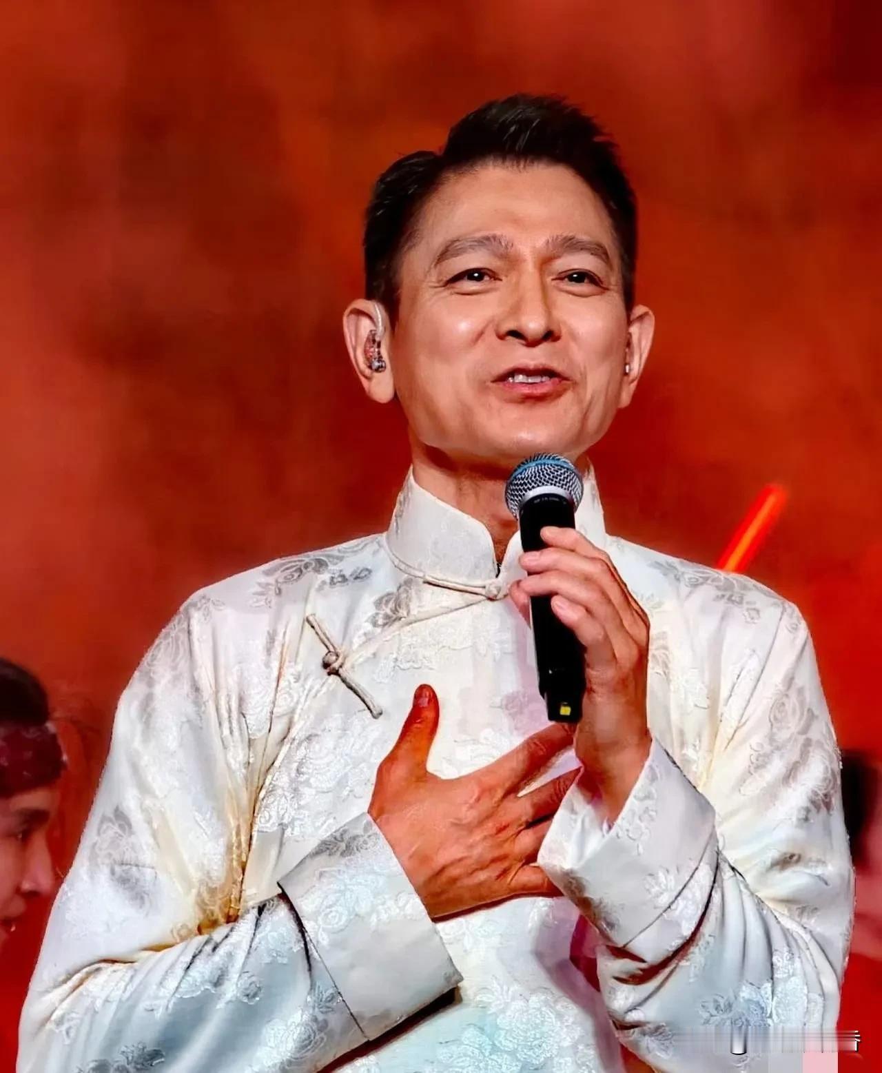 昨晚上刘德华在全运会唱《中国人》，全场一起跟着吼，气氛特别高。这完事儿网上全是求