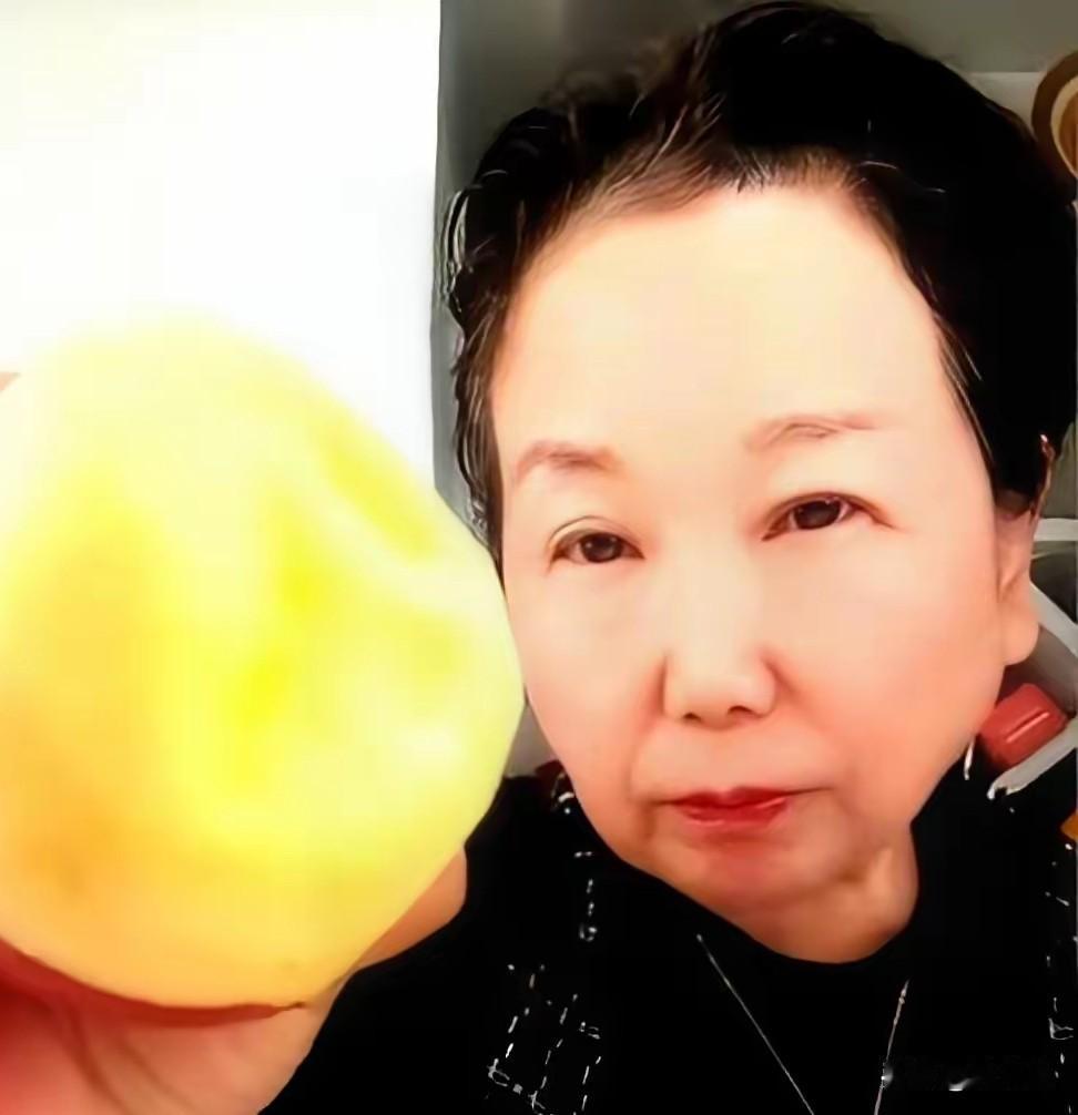 你见过直播间最离谱的“反差”吗
一百多号人刷着“杜大娘加油”“我们是你后盾”，弹