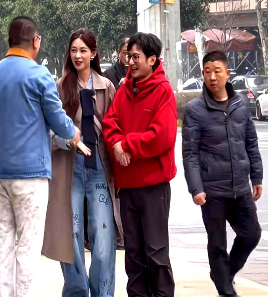 内娱男星的官方身高，基本都是哄粉丝的。
 
李维嘉官方最高报176，和171的沈