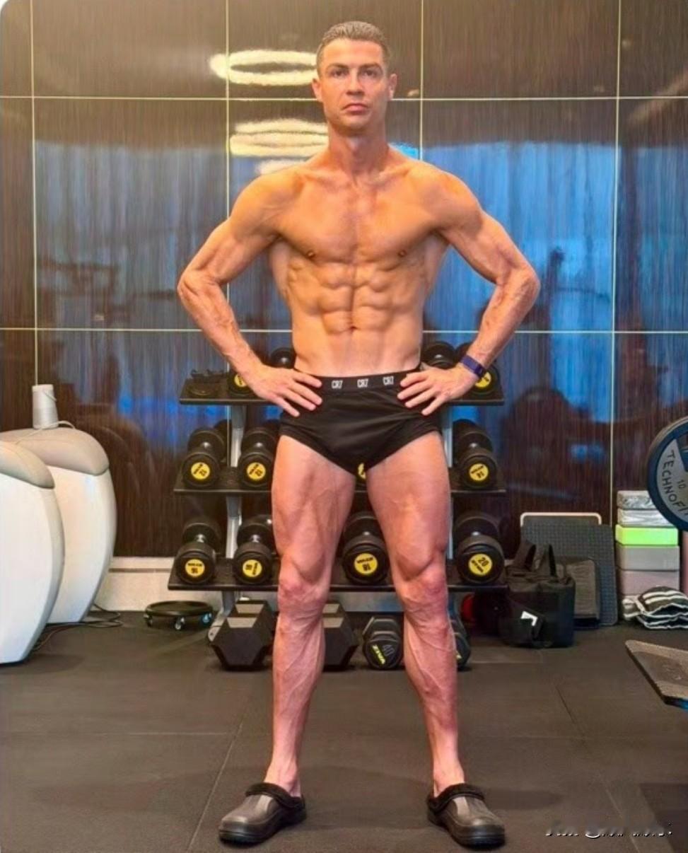 C罗晒肌肉火出圈，马斯克都坐不住了！

12月19日，C罗在社交媒体晒魔鬼身材照