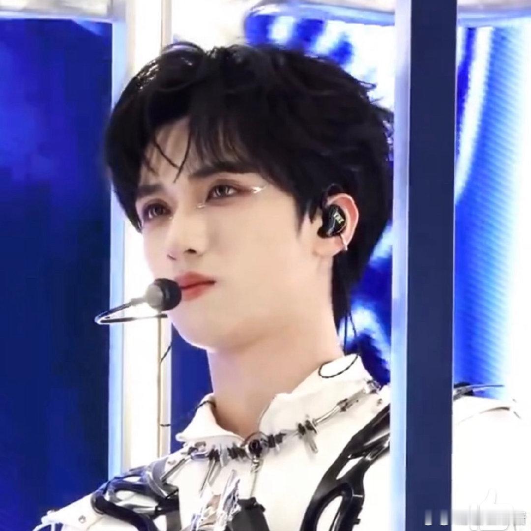 严浩翔1秒怼脸镜头 《刺》MV里那一秒的怼脸，烟熏眼妆配上他的眼神，又冷又飒。不