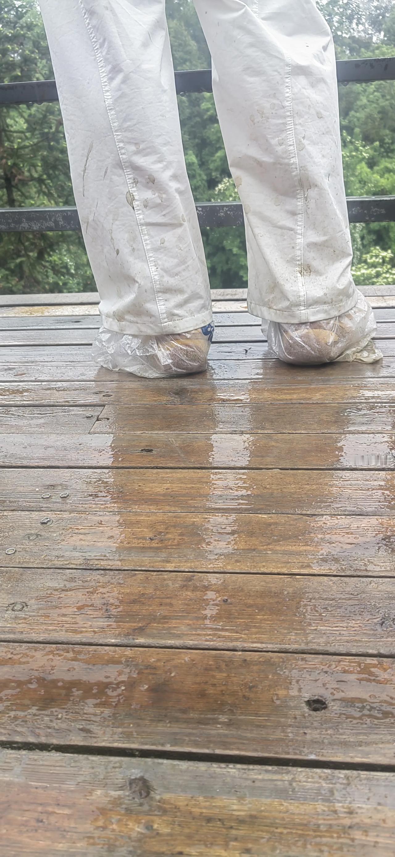 雨，中雨。

在恩施旅游的最后一天，打卡梭布垭，雨中，怕湿了鞋，帅哥和王老头脚上