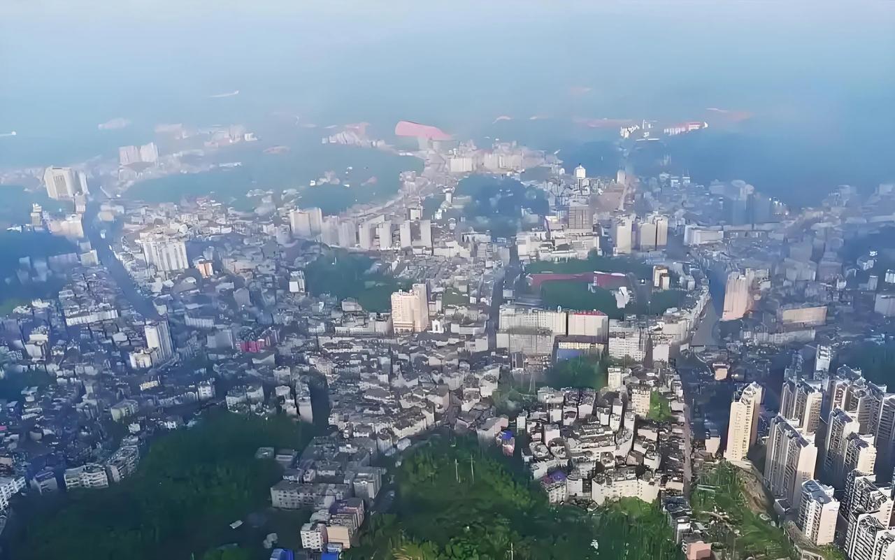 古田和屏南两县位于福建省中部偏东北方，地理位置上靠近福州市。历史上，这两县曾属于