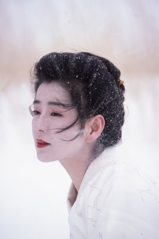 1988年，雪中的吉永小百合，在出演市川昆《鹤》时期，由筱山纪信[搜索...