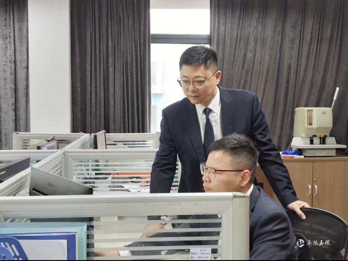 玉环银行行长蹲车间打通融资最后一公里玉环永兴村镇银行行长苏光先，奔走车间田间创新