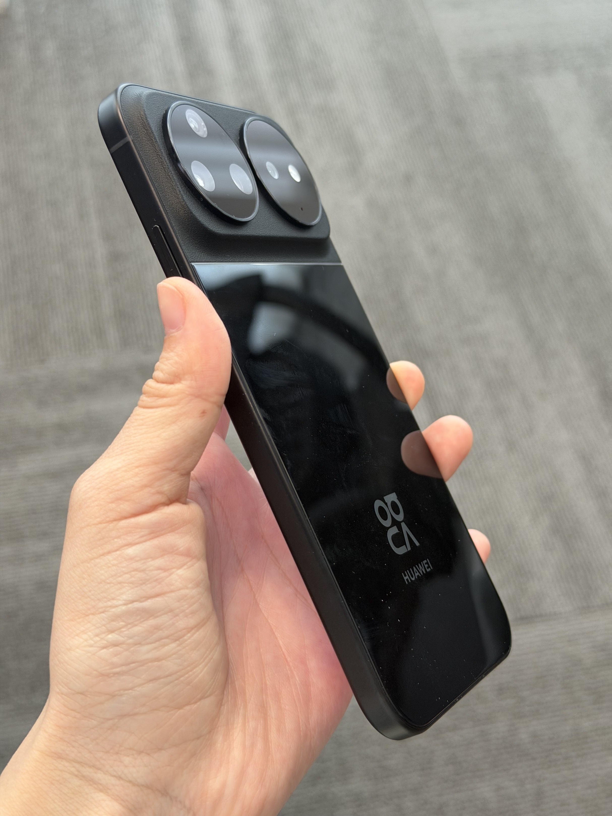 nova16 Ultra因为是亮面后盖，稍微点容易粘指纹，但是能接受的程度...