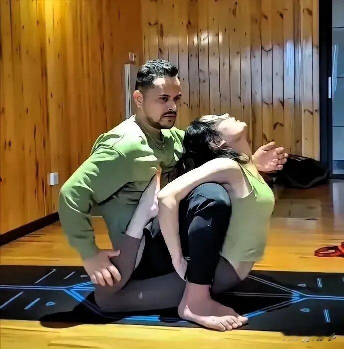 披着羊皮的恶徒终会暴露真面目！
河南郑州的一家连锁瑜伽馆，爆出一桩丑闻。一个印度