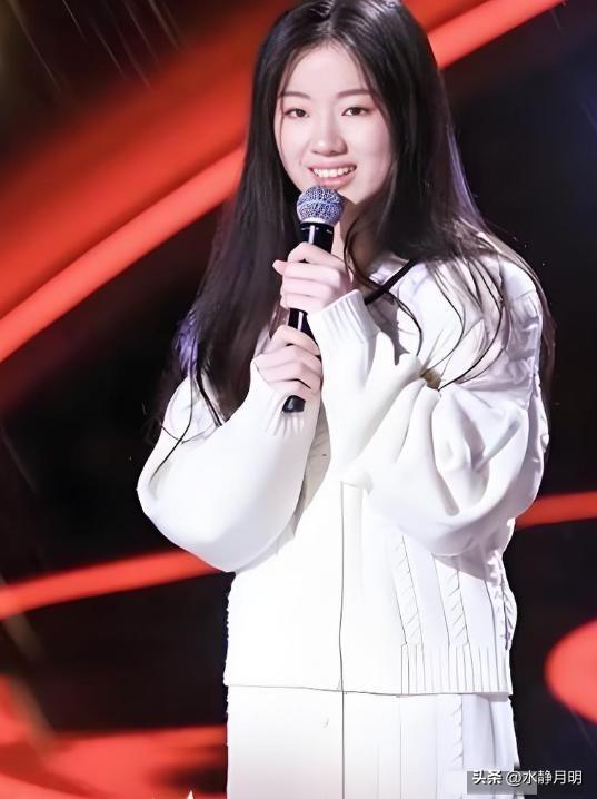 单依纯在歌坛发展遇到瓶颈了！单依纯的唱功还是不错的，也有演唱实力，但是单依纯有一