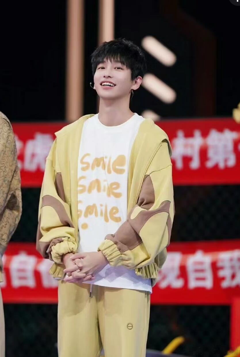张真源回应把彭昱畅当凳子坐张真源回应屁股出镜和把彭彭当凳子坐的采访真的太好笑了，