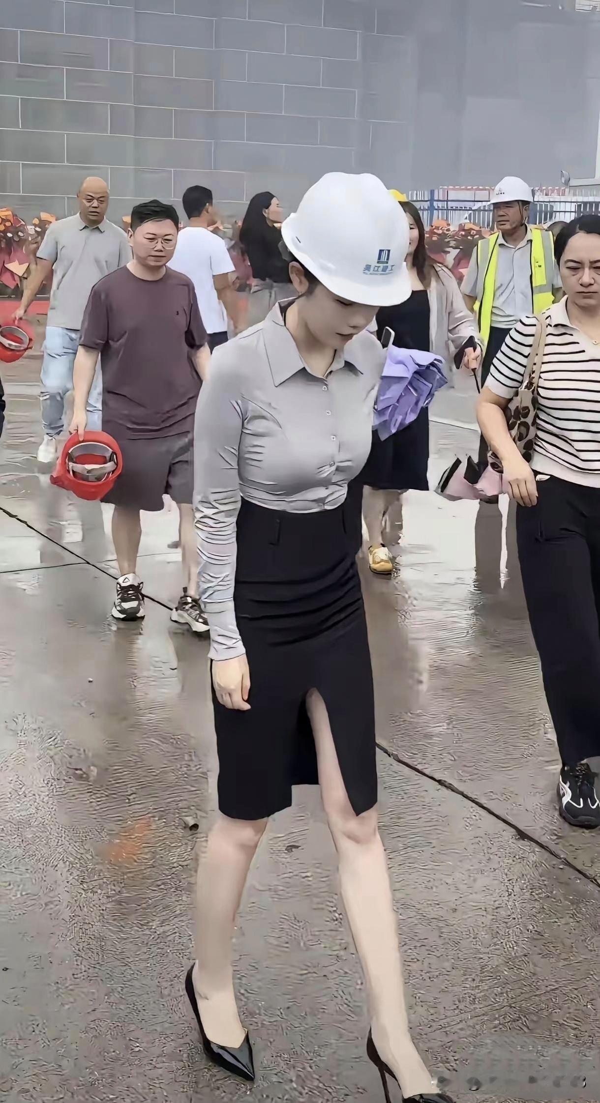 打扮这么精致，走泥水路，会心疼鞋吗？
 
一身精致的穿搭，脚下却是泥泞湿滑的地面