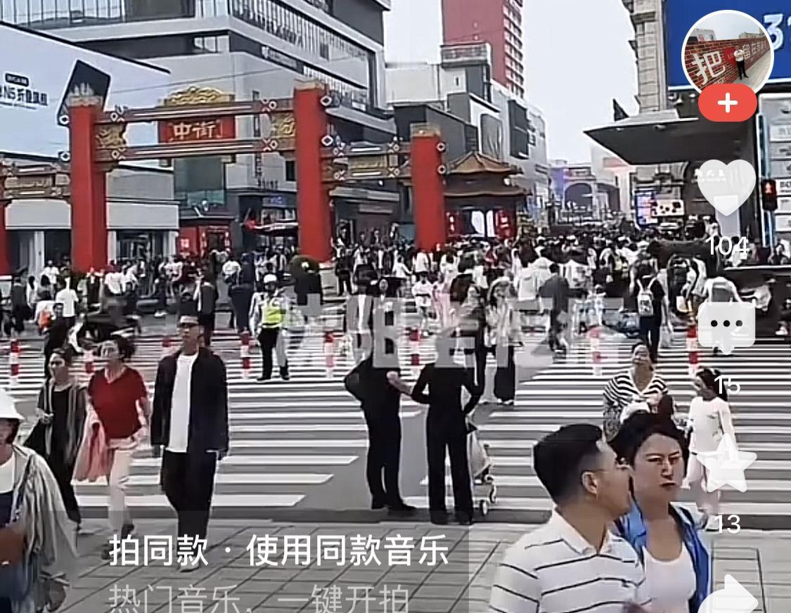这个国庆，沈阳凭什么彻底火了？

当故宫红墙与“东北迪士尼”摩天轮同框刷屏，鸡架